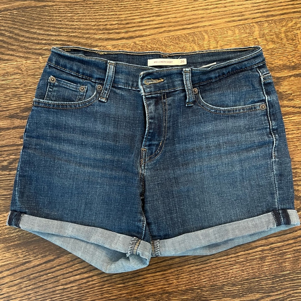 Levis mid length shorts, size 26